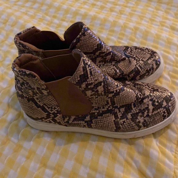 Pre-Owned Women’s Faux Snake-Skin Mid-Calf Boots. Unknown Brand. Size 40. - Picture 3 of 11